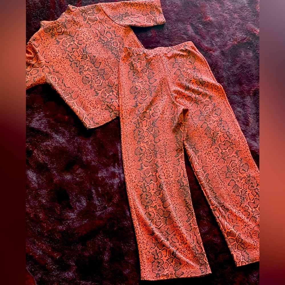 Snakeskin Print Pant Set w/Shortsleeve Mockneck Top